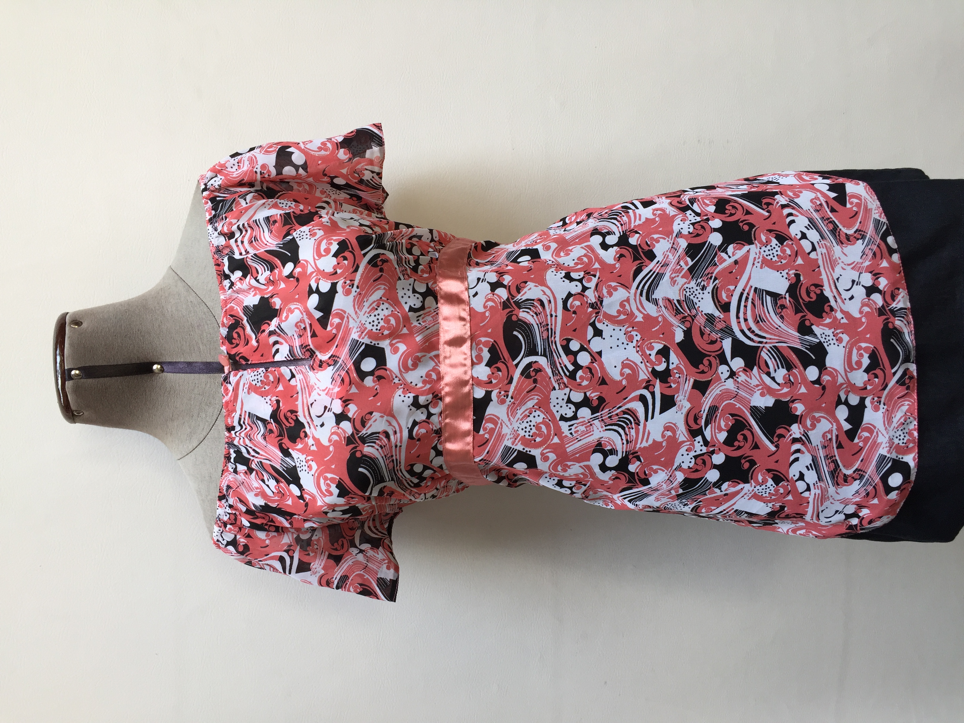 Blusa off shoulder de gasa con estampado en tonos coral, blanco y negro, elástico en los hombros, botón y escote delantero
Talla M